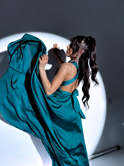 Ilga atlasinė suknelė su kaklaraiščiu "MOTERIŠKUMAS" - EMERALD GREEN